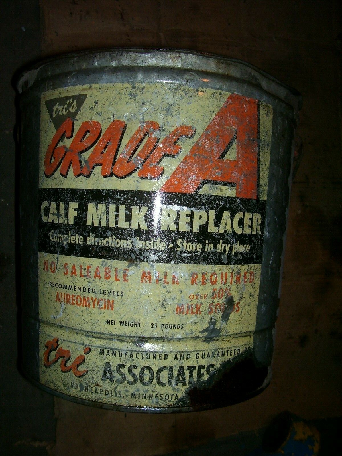 VINTAGE GRADE A MILK REPLACER TIN BUCKET – FARM HOUSE DECOR – 1950 ??