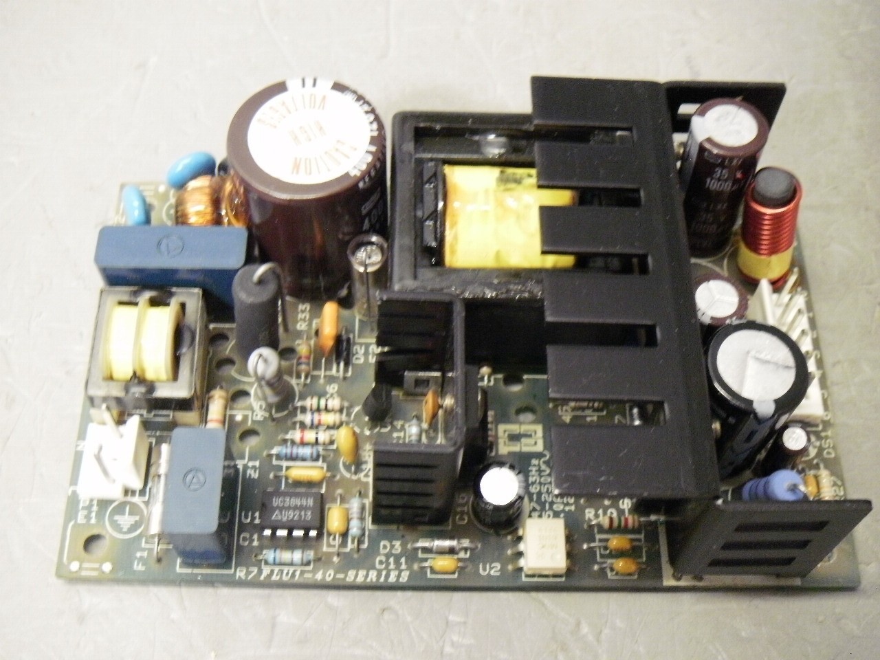 R7FLU1-40-Series 12VDC Power Supply 3.3A Universal Input