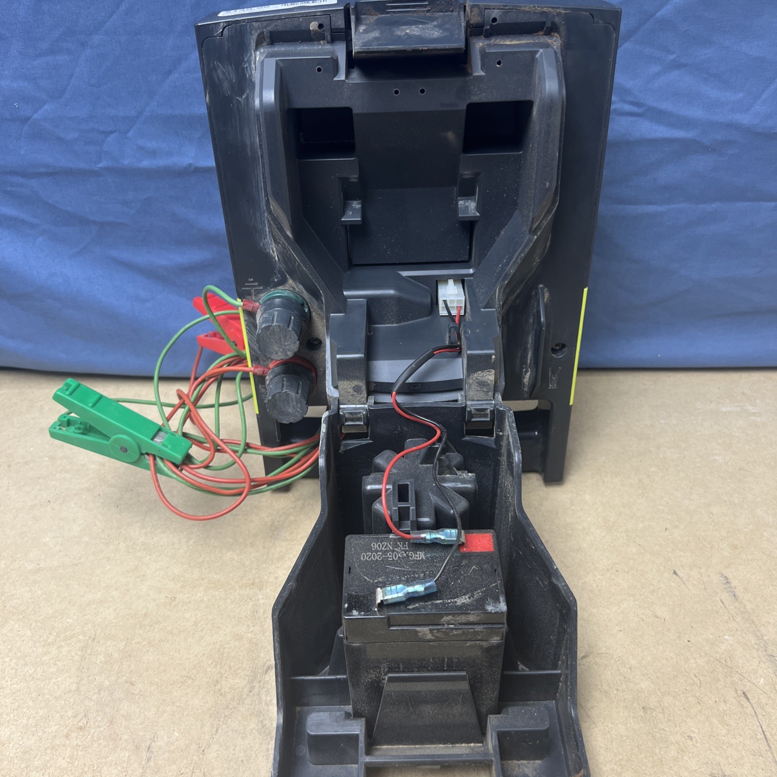 PATRIOT SOLARGUARD 150 SOLAR POWERED FENCE CHARGER 10 MILE / 40 ACRE