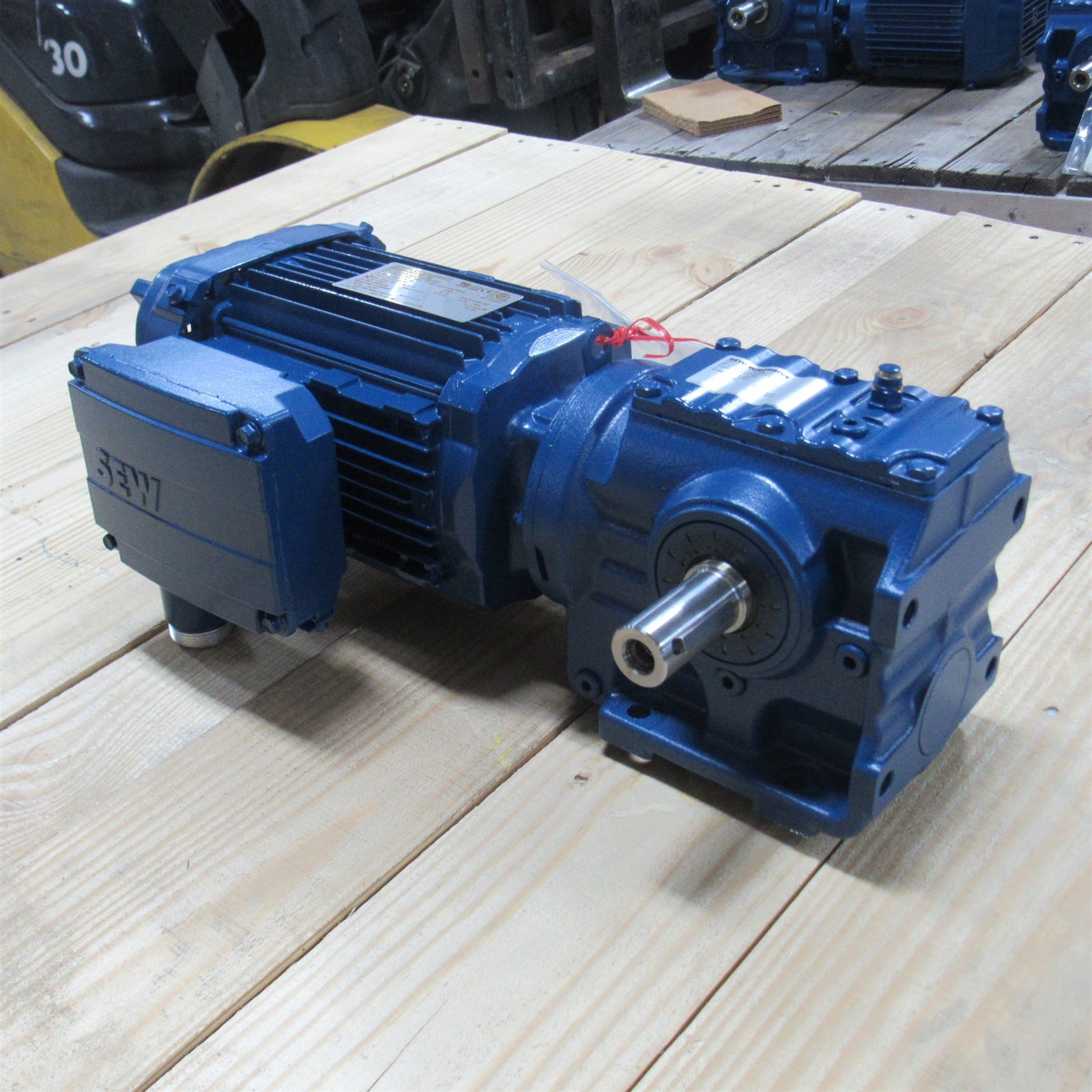 SEW-EURODRIVE INC GEAR MOTOR 1,800 RPM S47DRN80M4/AFQ8/DH