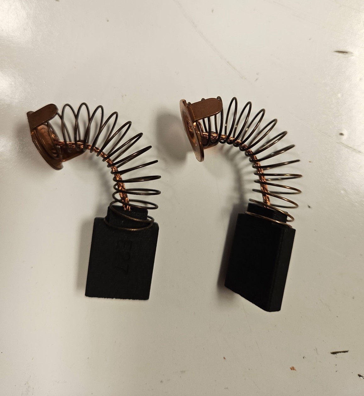 SET OF 2 NO NAME CARBON MOTOR BRUSH E27 5/8″ WIDTH 3/16″ THICK