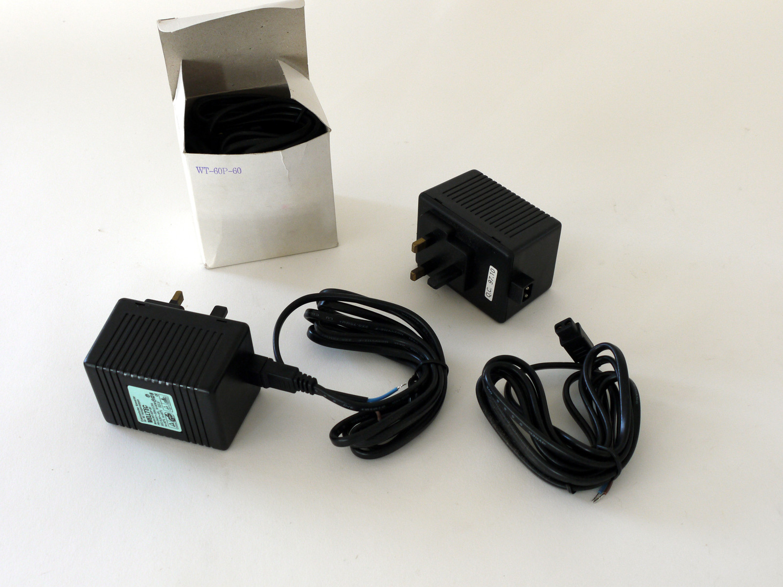 HONG KONG STYLE 12 VOLT ELECTRONIC TRANSFORMER PLUG SET 240V AC INPUT 12V OUTPUT