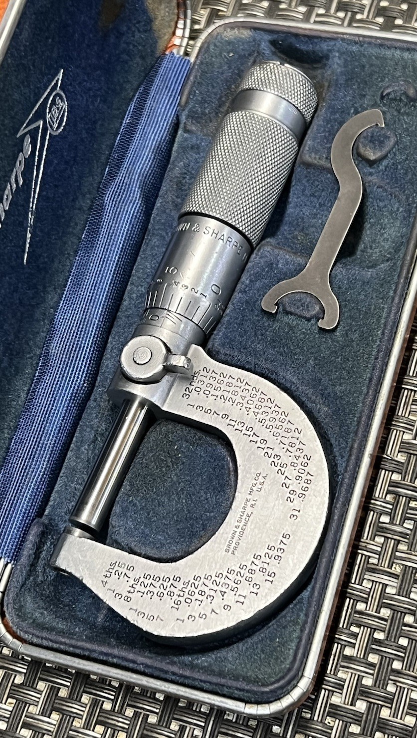 Brown & Sharpe 0-1″ Slant Line Carbide Tip Micrometer Model 1011 USA (1B-B)