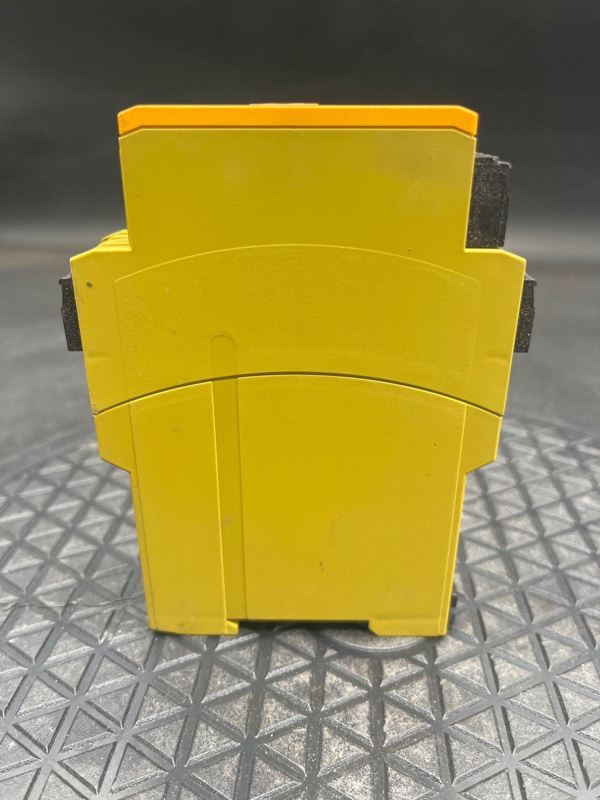 PILZ PZE X4VP Safety Relay USED