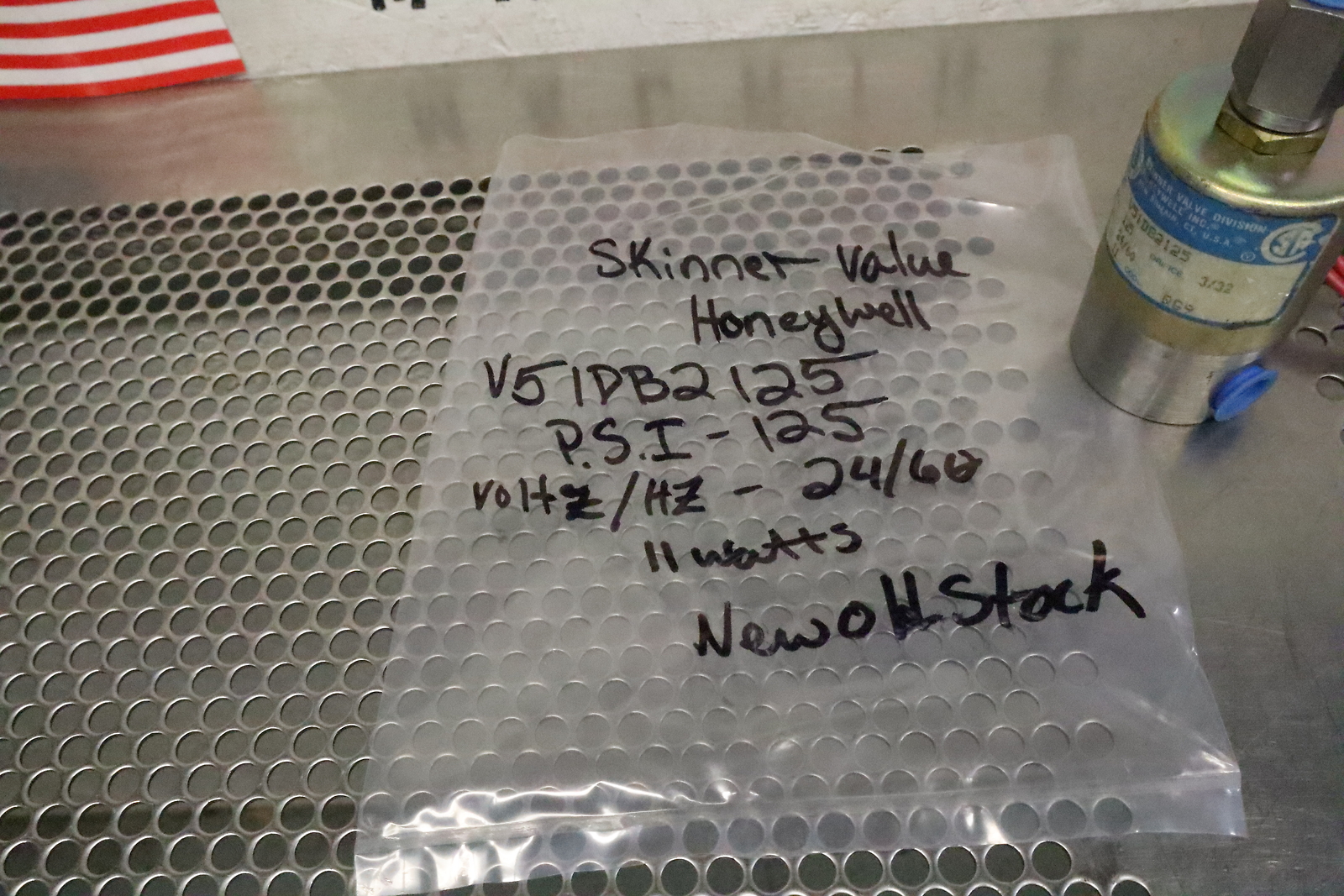 Skinner Honeywell V51DB2125 125PSI 24V 60Hz 11Watts Solenoid Valve New Old Stock
