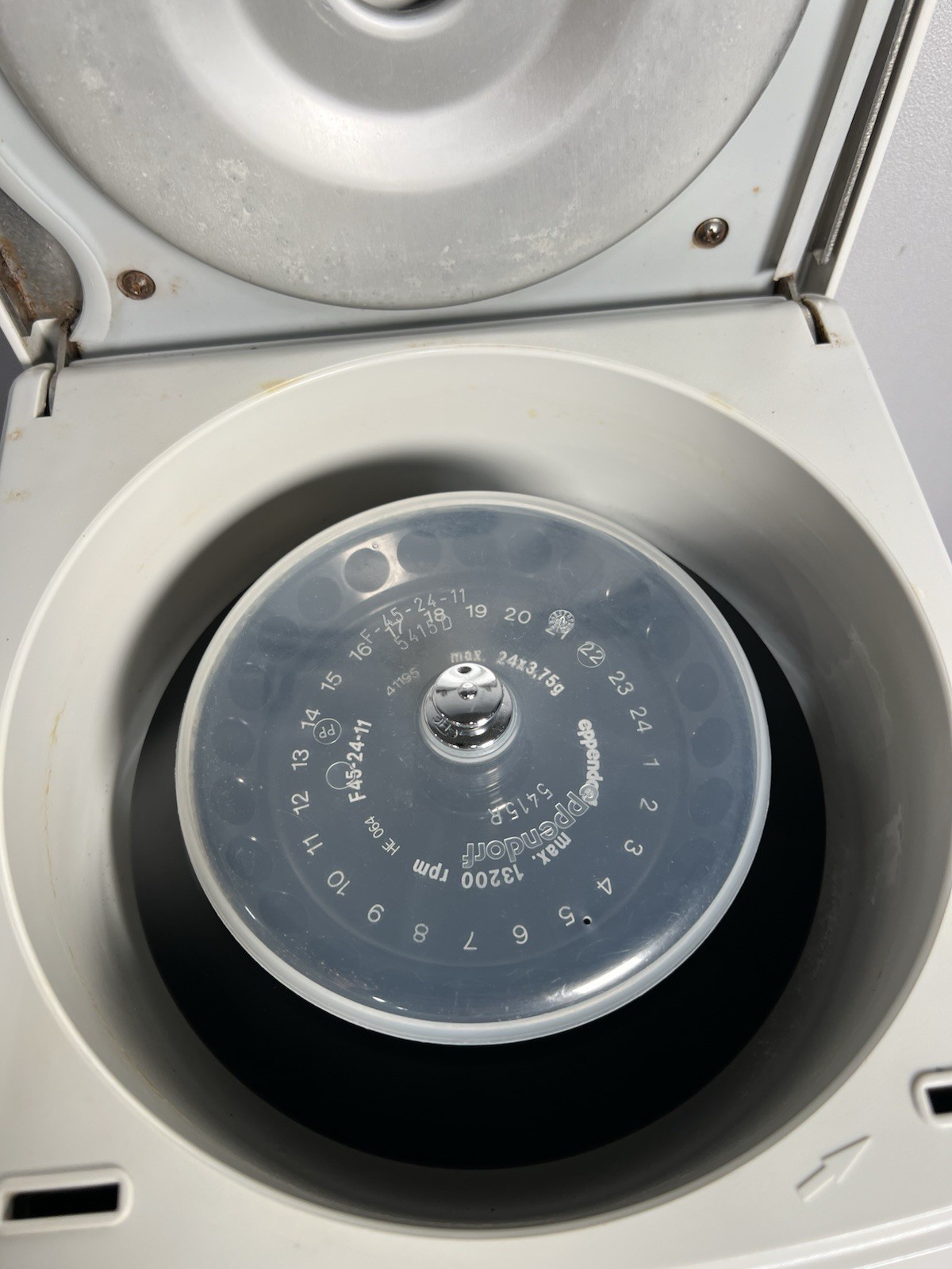 Eppendorf 5415D Micro Centrifuge + F45-24-11 Rotor & Lid; TESTED Cosmetic Issues