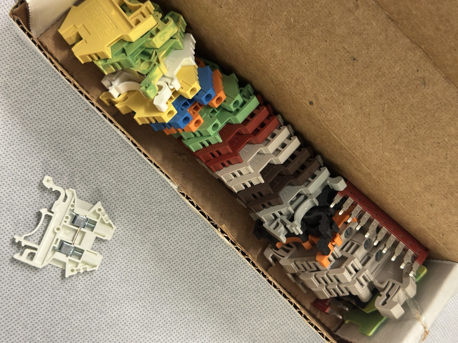 DIN Rail Block Kit #1 – Lot #100964188 – Color Assorted
