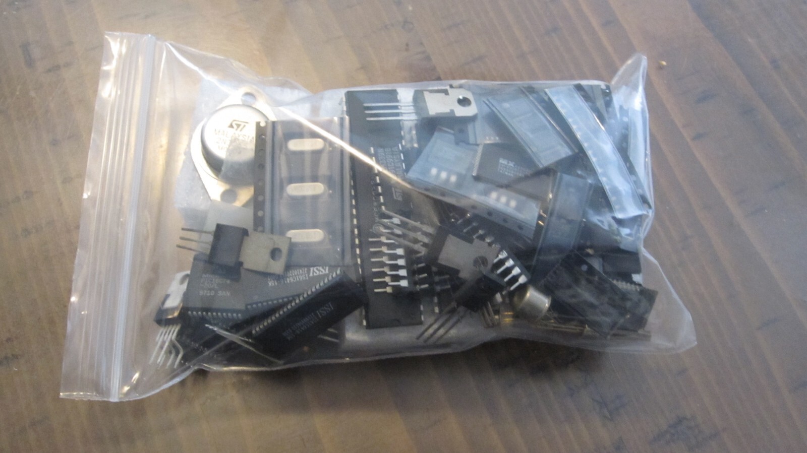 Grab Bag Assortment – 300 active components ic,diodes,memorys,transistor, cpu