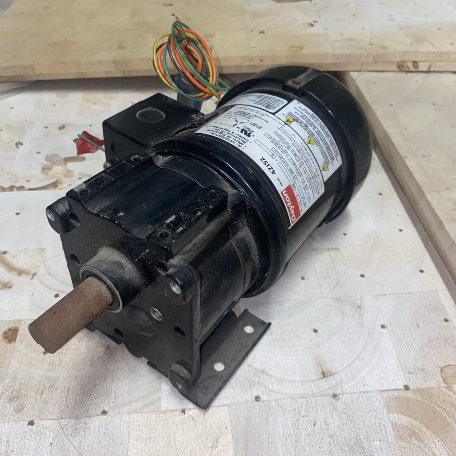 DAYTON 4ZJ52 AC Gearmotor Single Output Shaft 61 Rpm 244″-lb Torque