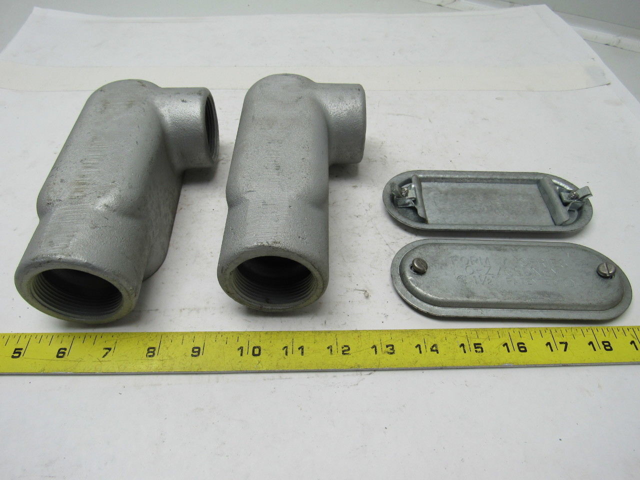 Gedney LR57 x 1-1/2″ NPT Cast Malleable Iron Threaded Conduit Body Lot Of 2