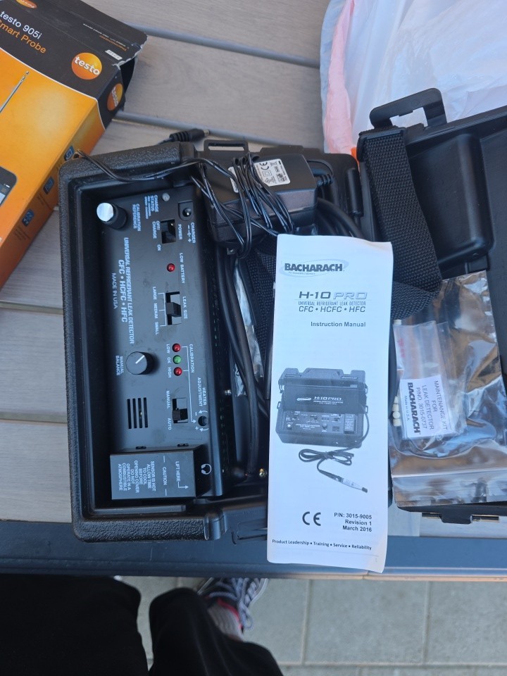 Bacharach H-10 PRO Universal Refrigerant Leak Detector CFC/HCFC/HFC w/ Case