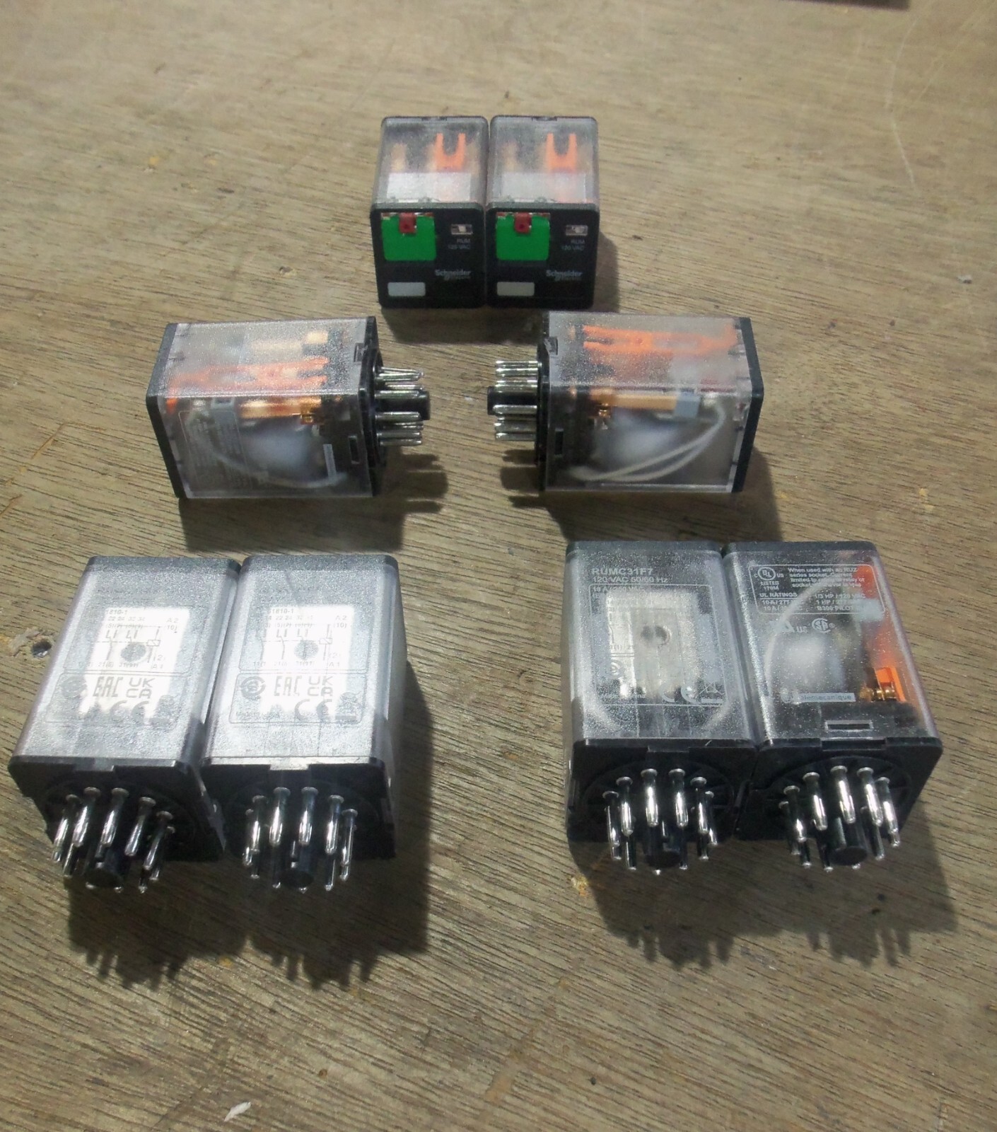 New Lot of 8 Schneider Electric RUMC31F7 Universal 11 Pin Plug-in Relay 120VAC