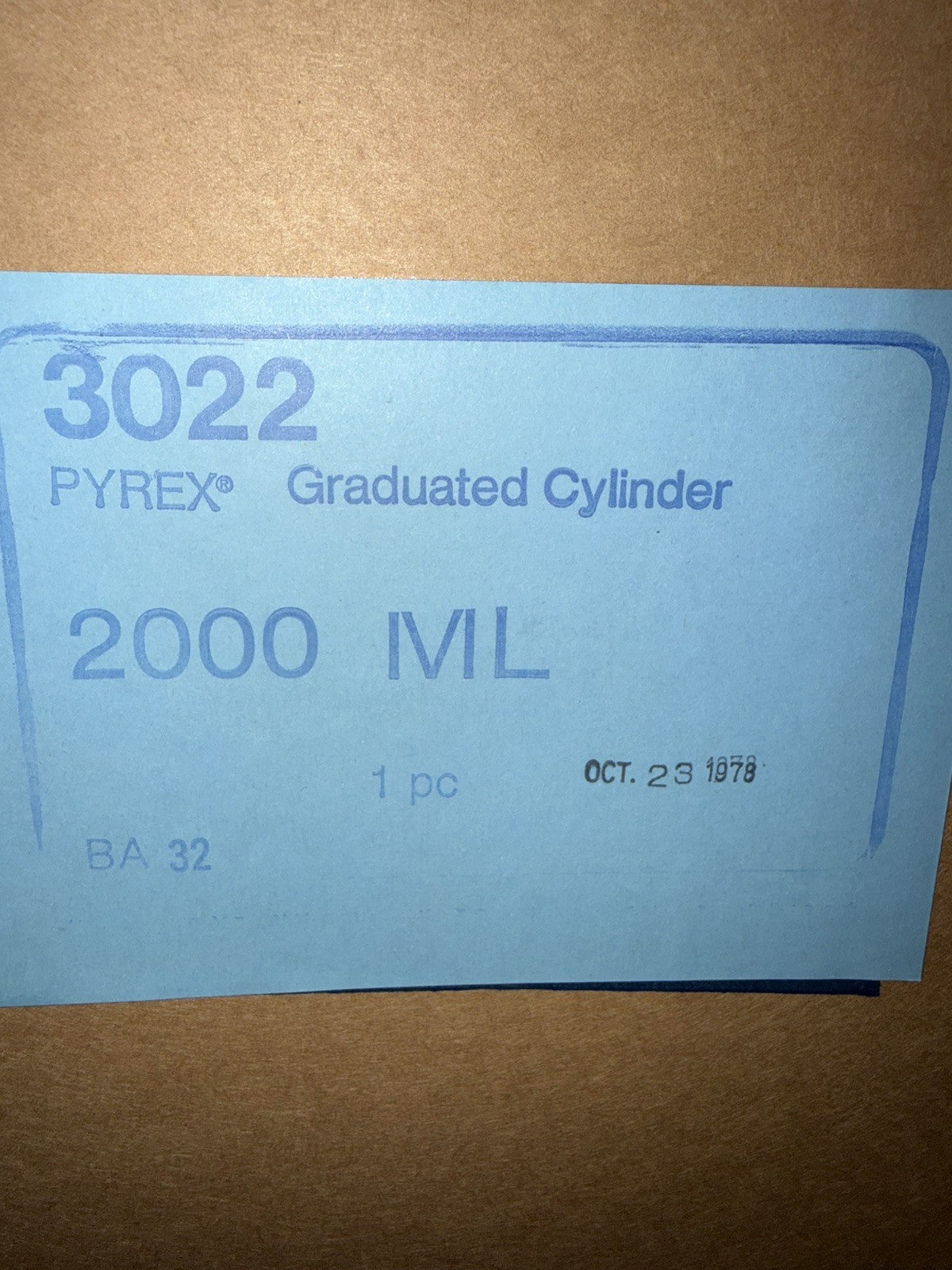 2000ml granulated glass cylinder produced by the PYREX / Corning company