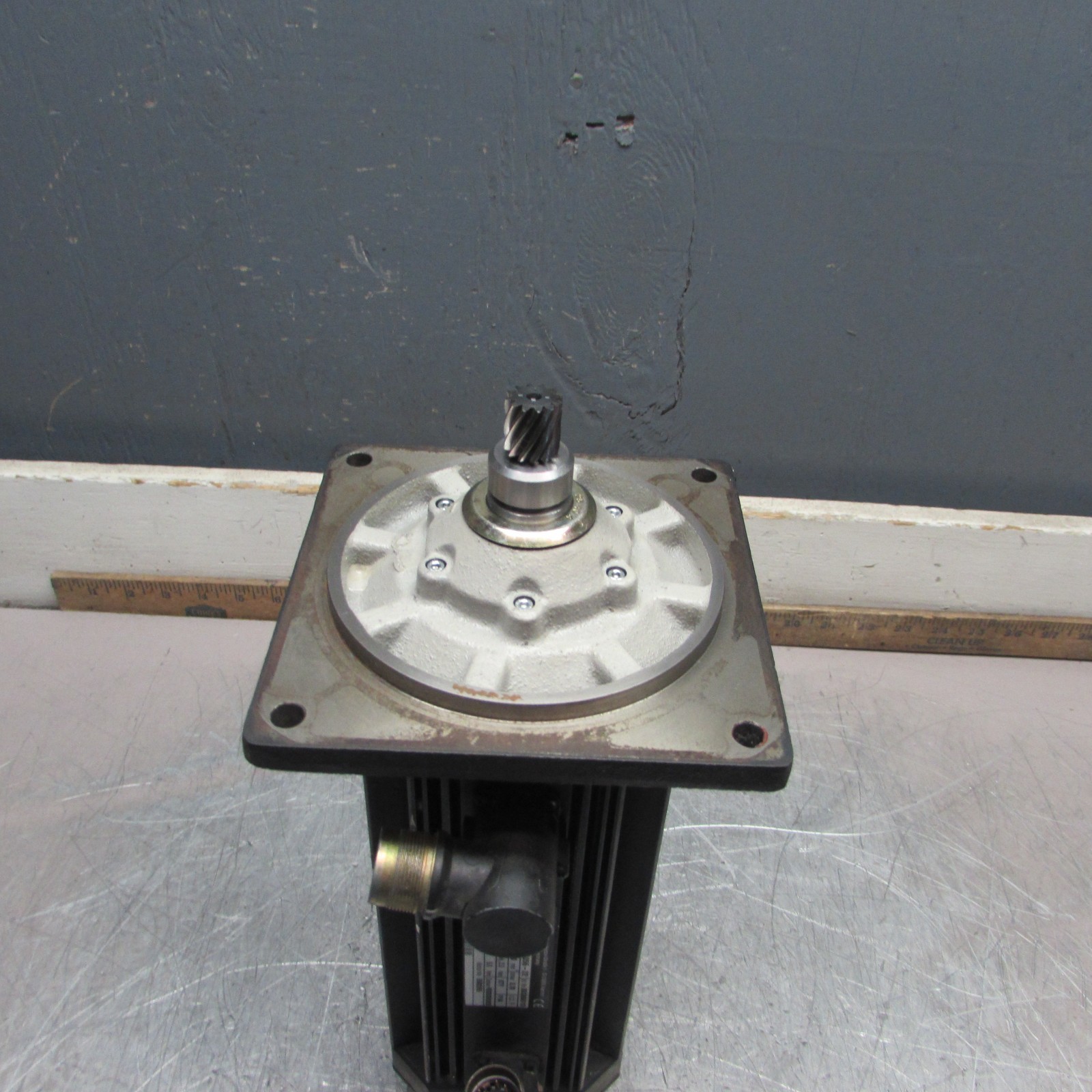 Lenze MDSKABS056-22 , Servo Motor, 0.8kW/ 390V /3950rpm, TAKEOUT!MAKE OFFER!