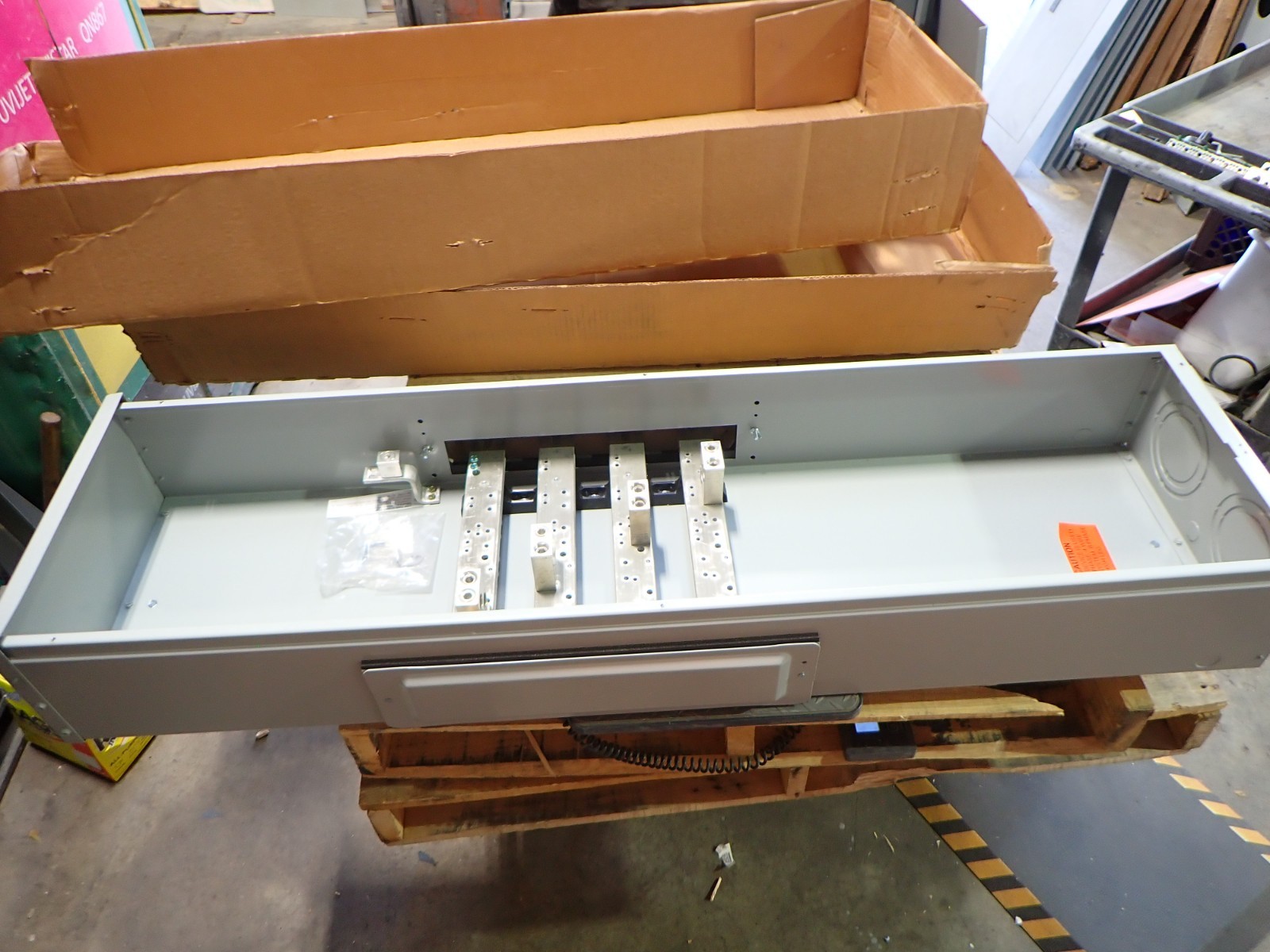 New EATON 3MTB600R 600 amp 120/240 volt Meter Main Terminal Box 3 Phase 4W