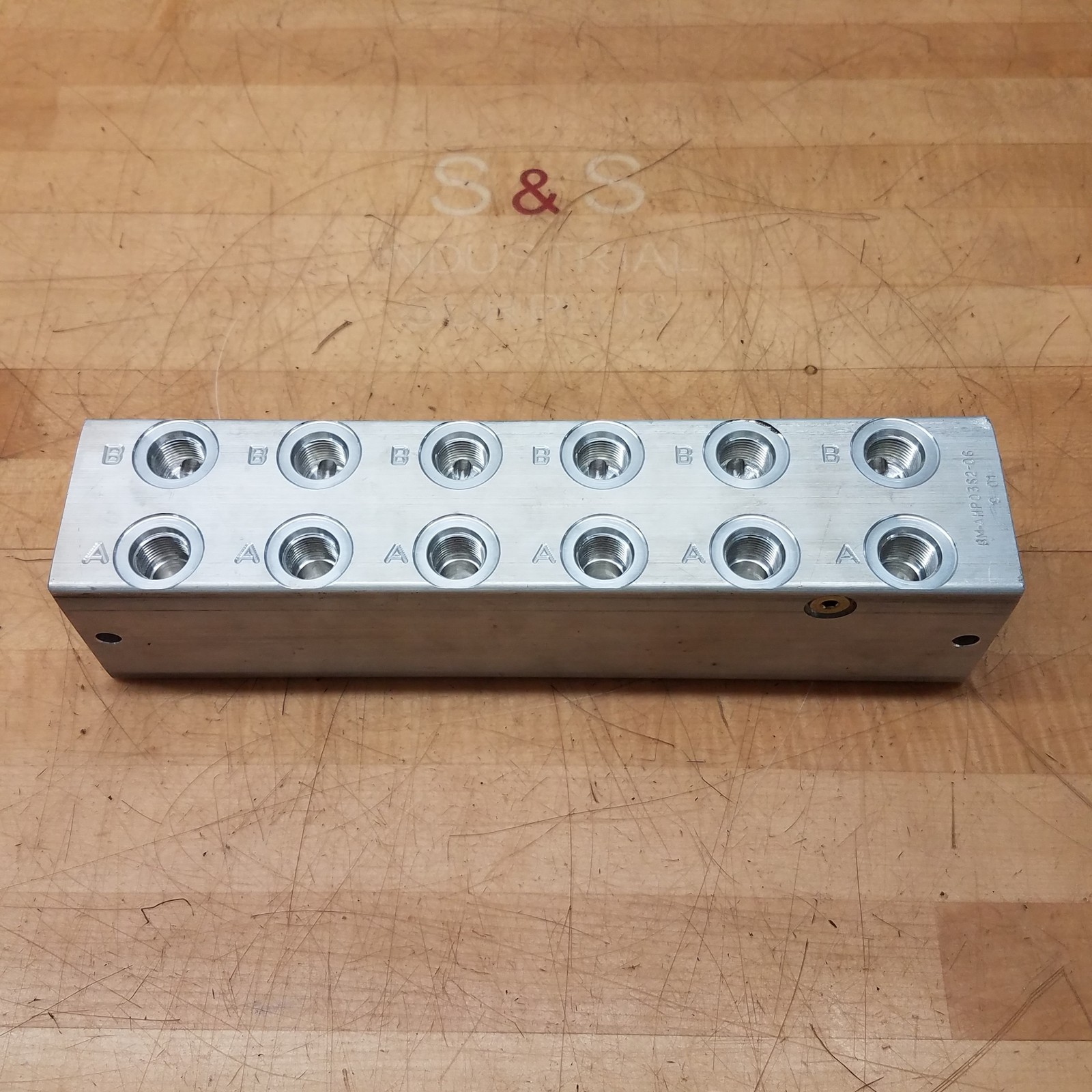 Magnaloy BM-AHP03S2-06 In-Line Bar Manifold, 6 Station, SAE O’Ring Ports – USED