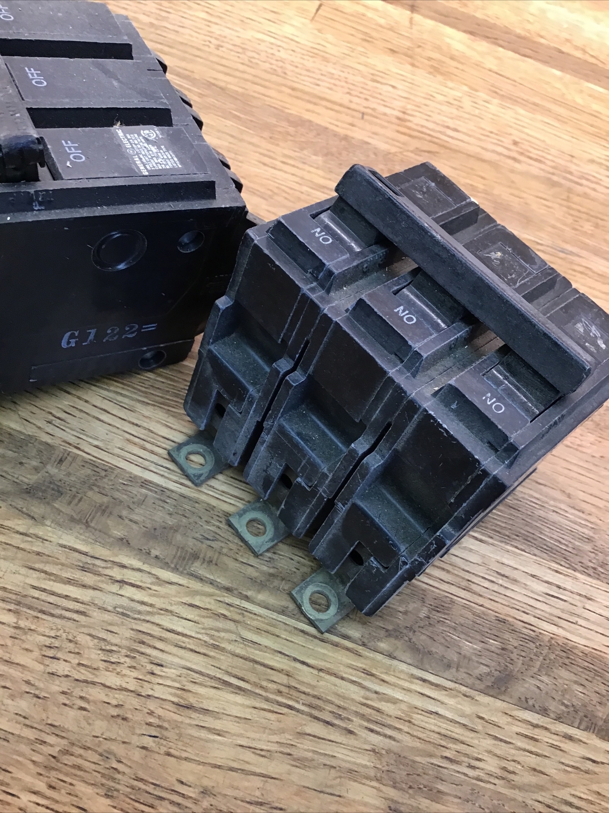 (1) G E 20 AMP 3 POLE CTL / HARC COMMON TRIP CIRCUIT BREAKER