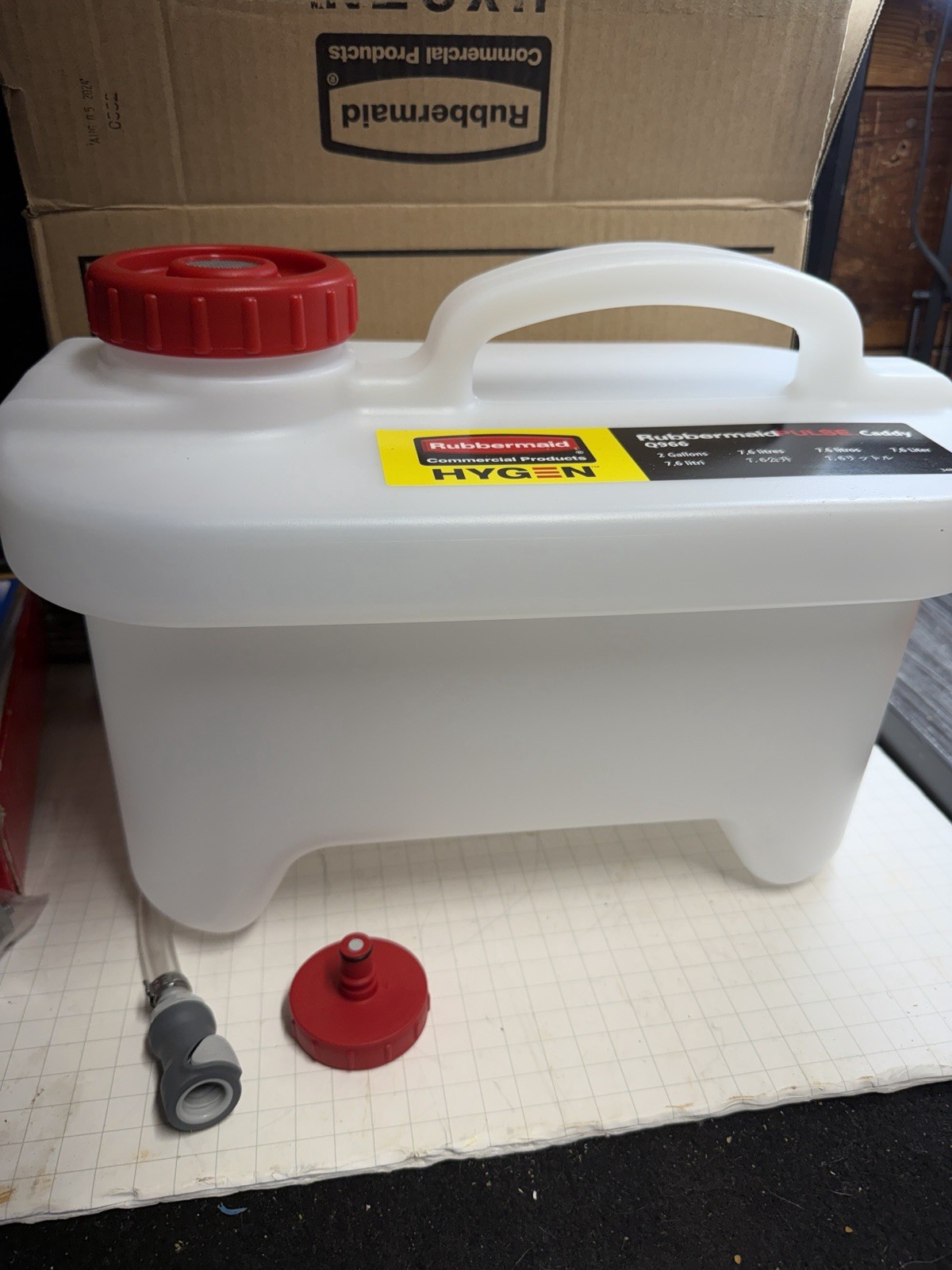 Rubbermaid HYGEN 2 Gal Cleaning Solution Caddy w/ Clean Connect Q96600 NEW