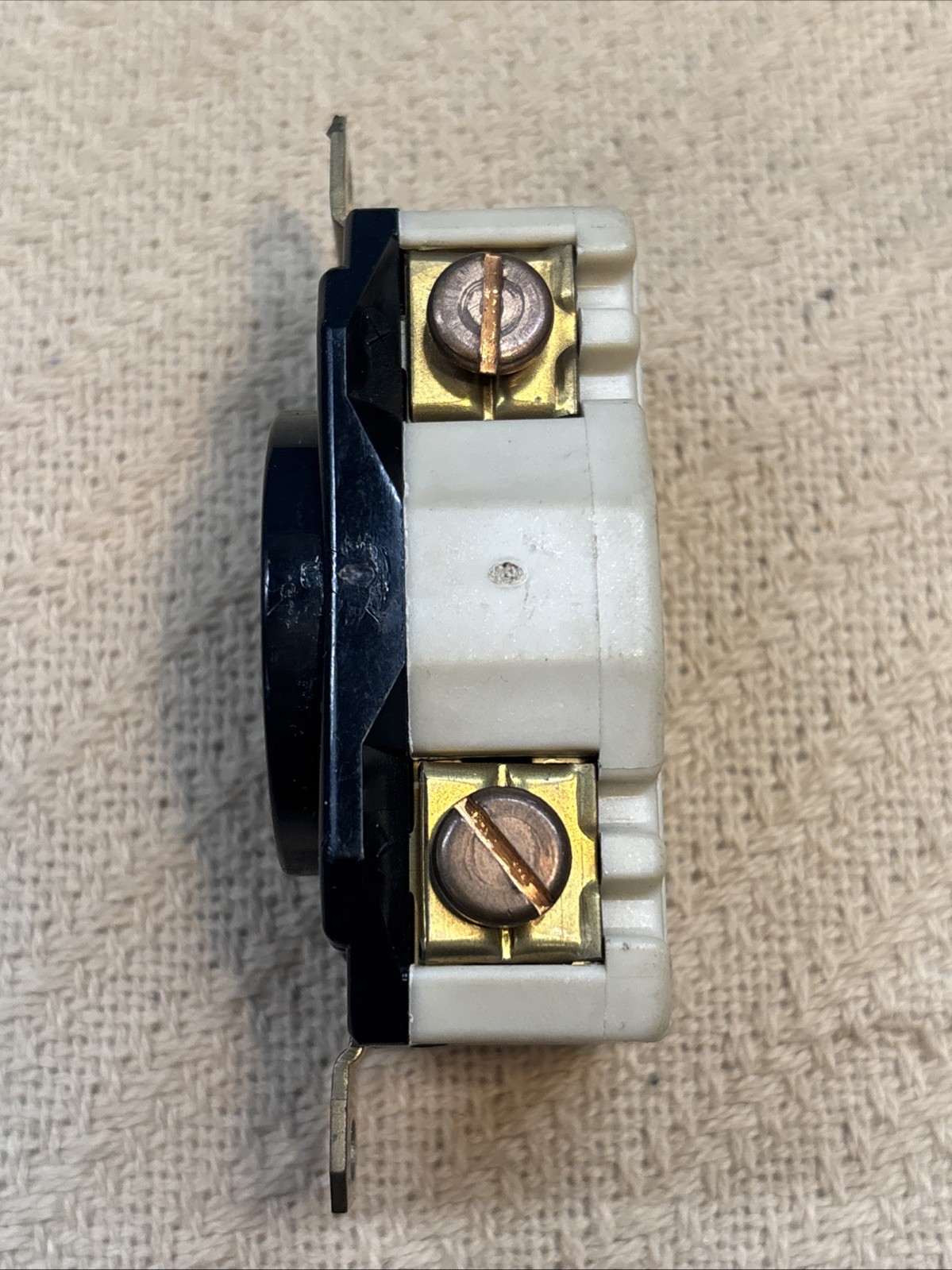 Hubbell HBL2510 Twist Lock Receptacle, 20A 120/208V, 3 Phase – NOB