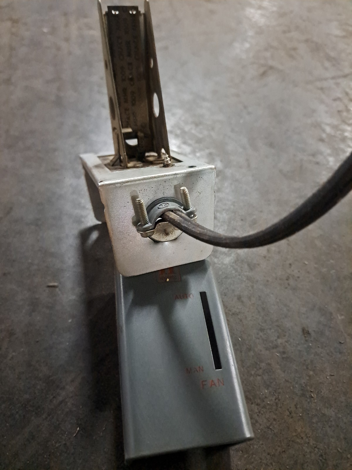 L4068E1005 Honeywell Fan Control, 80° To 120° Adjustable Range Auto or Manual