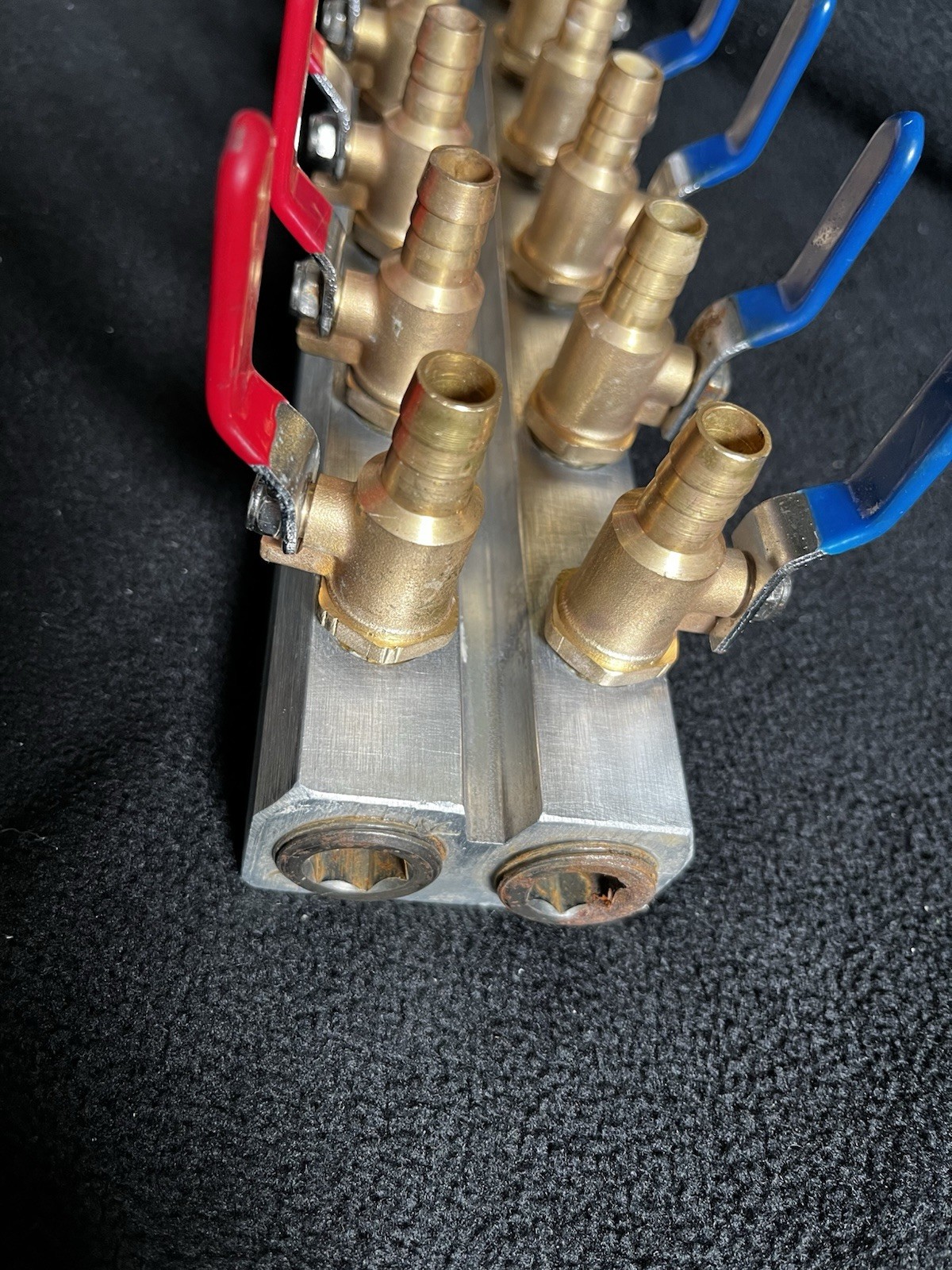 Aluminum Manifold with Brass Ball Valve and Dual Color Handles 6 Port 1/2