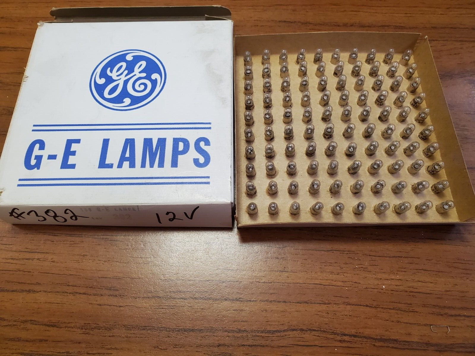 Original General Electric Dialco 382 Miniature Lamps Light Bulb box 100 12-14V