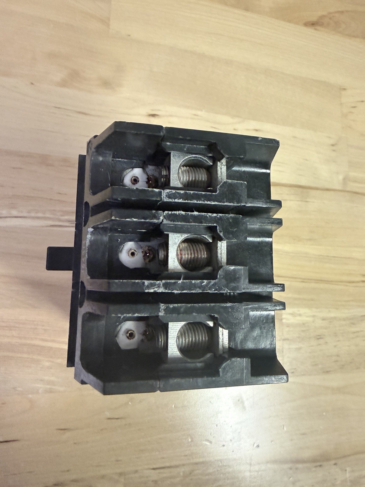 1-GE TEY340 3 POLE 40A TEY CIRCUIT BREAKER (NEW TAKE OUT)