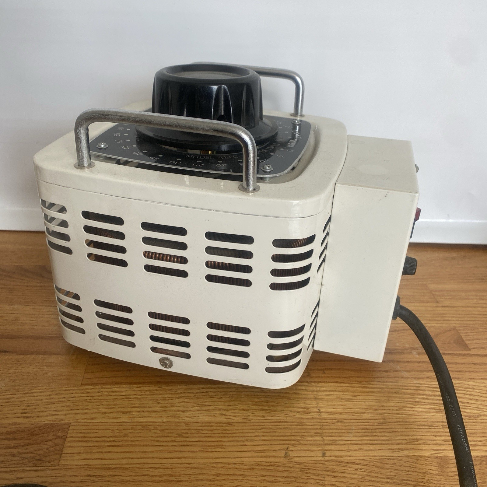 KRM 2090VR AEEC-2090VR 110V Input 0-130V Output Contact Voltage Regulator 20amp