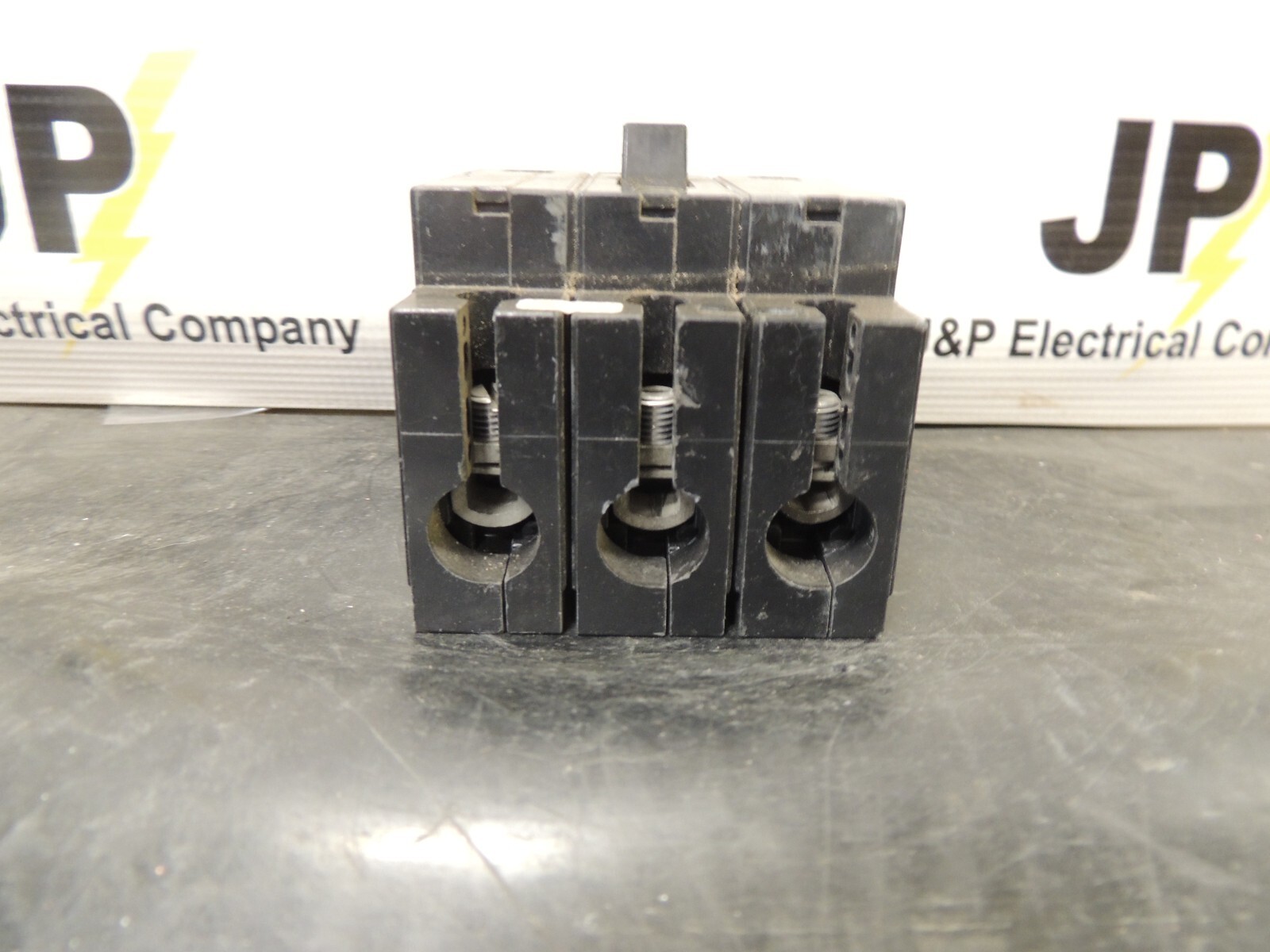 SQUARE D EHB34030 30 AMP BOLT ON CIRCUIT BREAKER 480Y/277 VAC 3 POLE (CHIPPED)