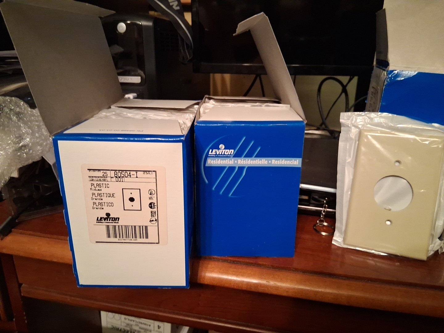 4 Boxes Of 25 Leviton 078477570005