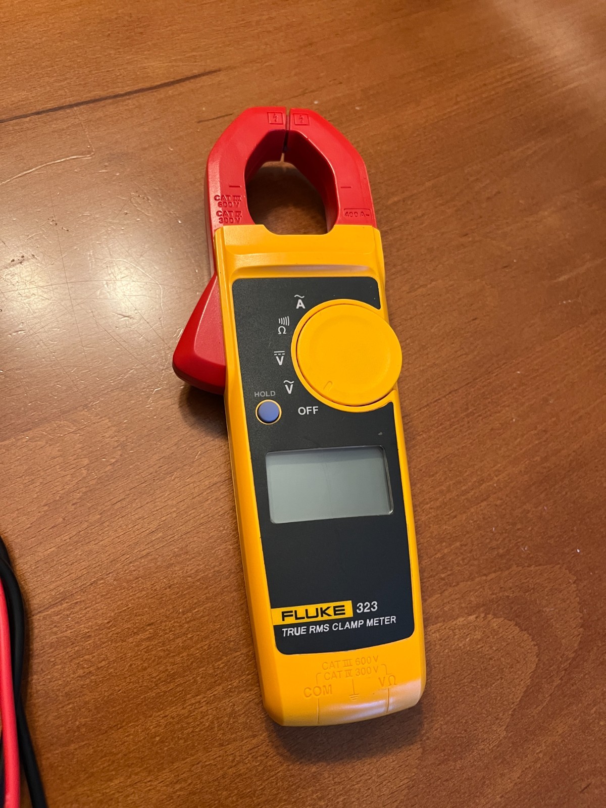 Fluke 323 True RMS Clamp Meter With Leads and Bag