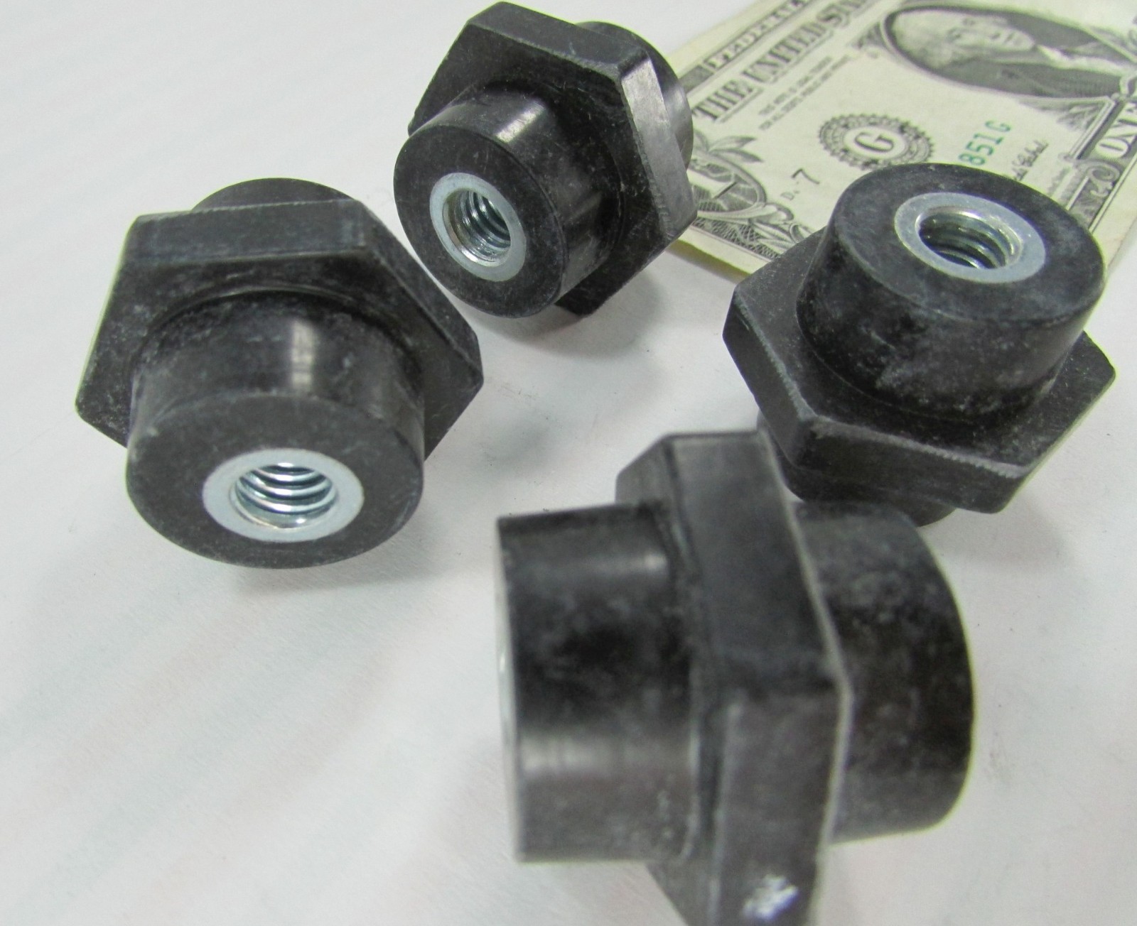 Lot 4 Erico 600V Electrical Insulators 1″ Standoff 5/16-18 Female Thread 559610