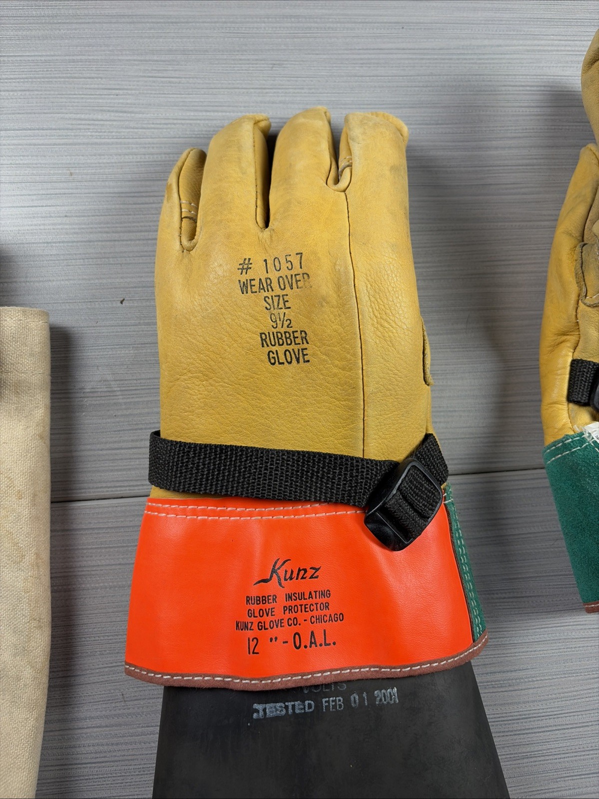 SALISBURY/NORTH SIZE 9 1/2 D120 CLASS 2 TYPE I 17000V LINEMAN GLOVES with BAG