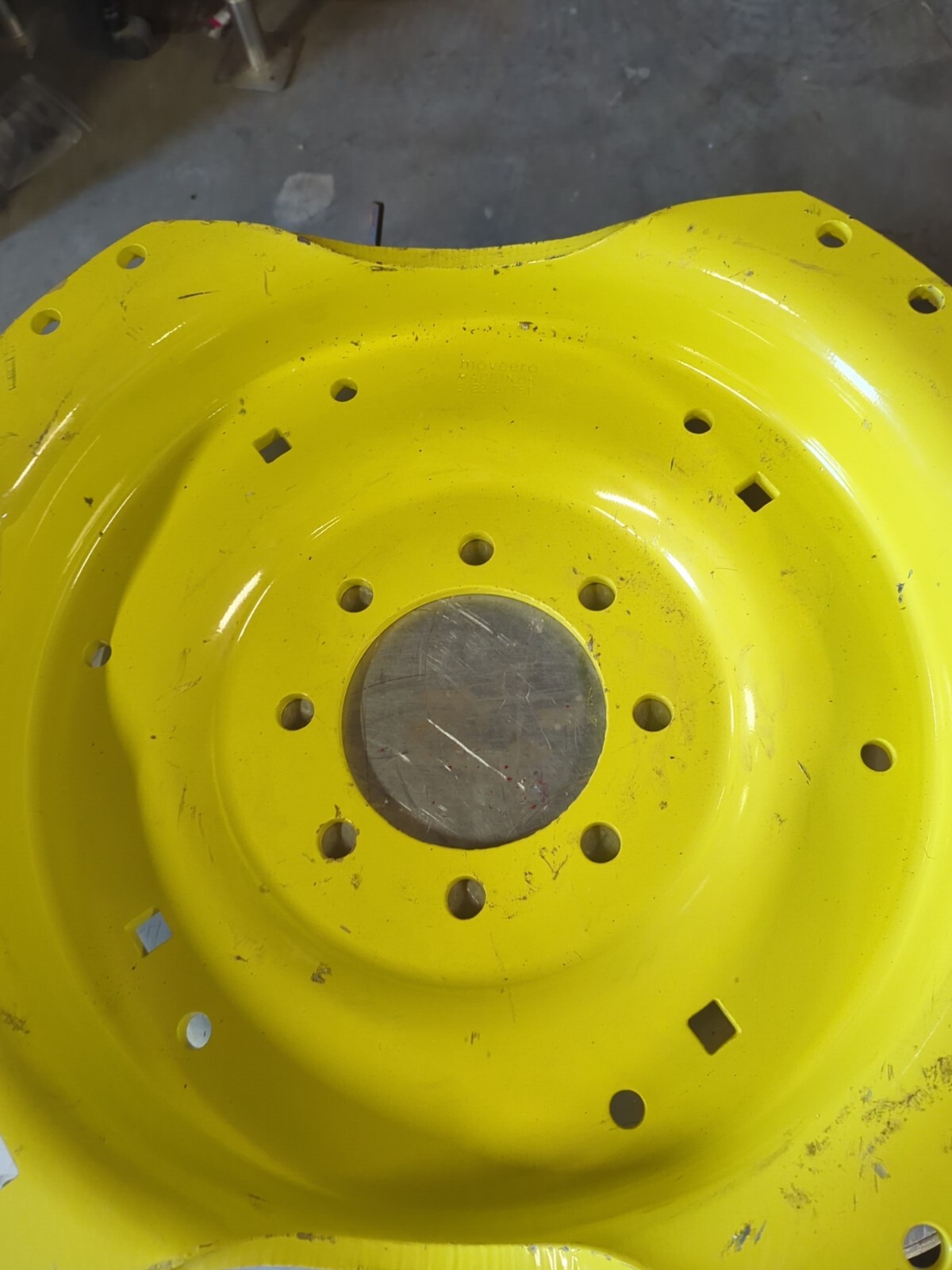 John Deere Center-rear Wheel 30″ L155234 – Moveero 81751