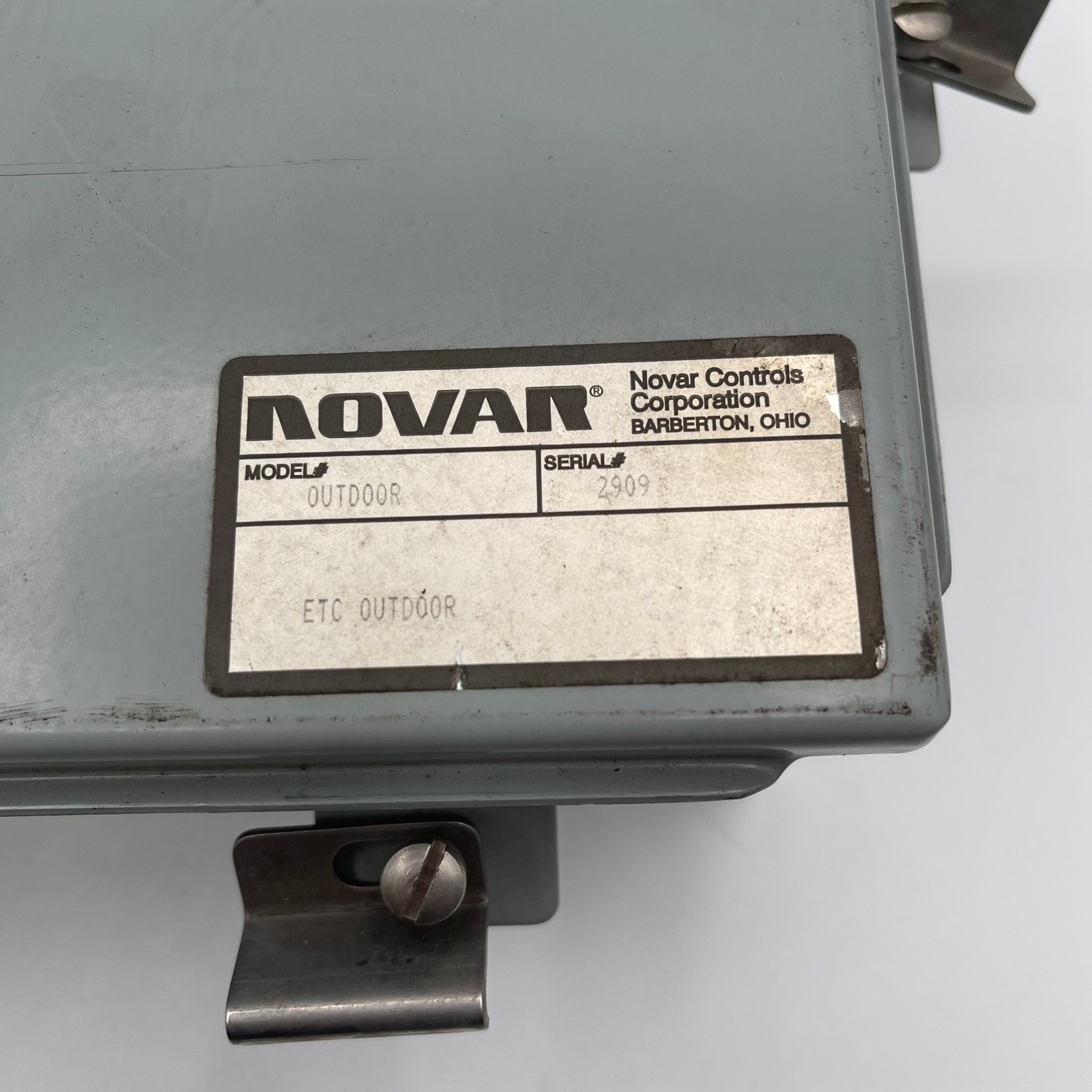 Novar Controls Outdoor Electrical Enclosure Metal Junction Box Gray 8x10x4in