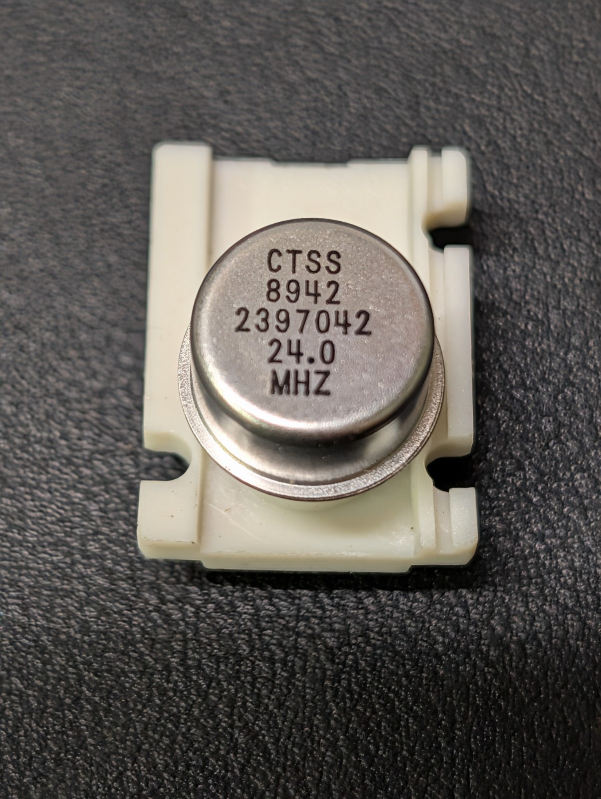 CTS 24.0 MHz Crystal Oscillator 2397042 Vintage 1989 TO-8 Can Metal Socket