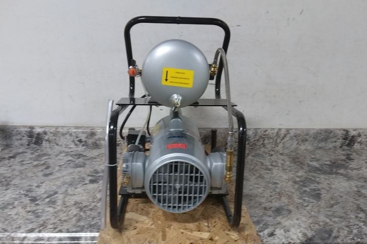 Gast 5HCD-101T-M550NGX 0.75 HP 120VAC, 240VAC 2 Gal Electric Air Compressor