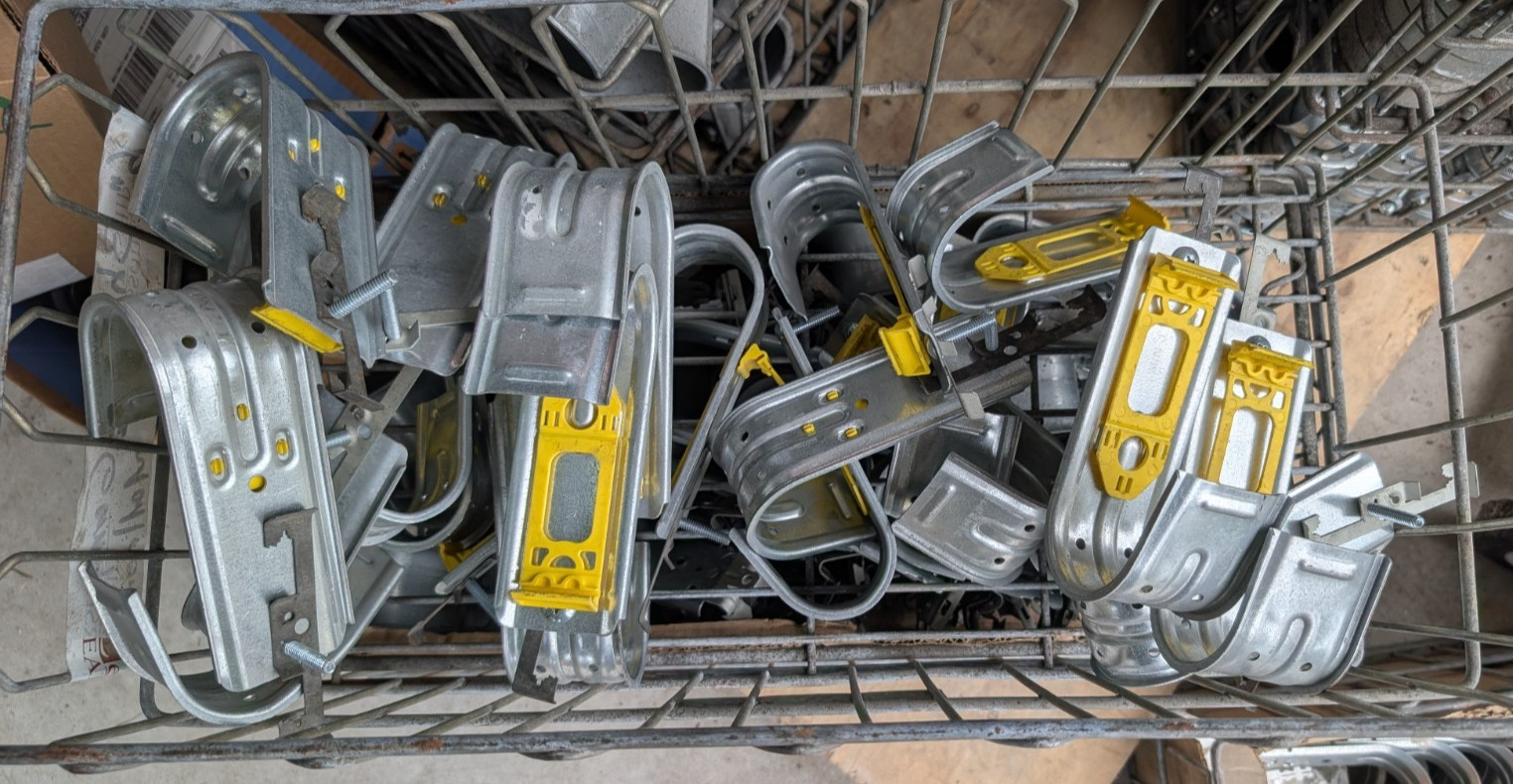 Lot of 25 nVent CADDY CAT32HP4Z34 2″ J-Hook w/ 4Z34 Multi-Function Clip – NOB