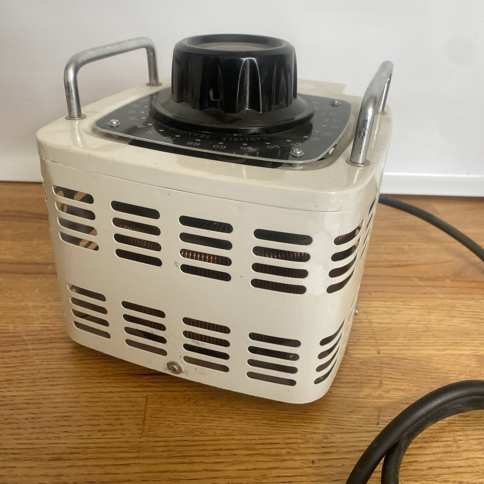 KRM 2090VR AEEC-2090VR 110V Input 0-130V Output Contact Voltage Regulator 20amp