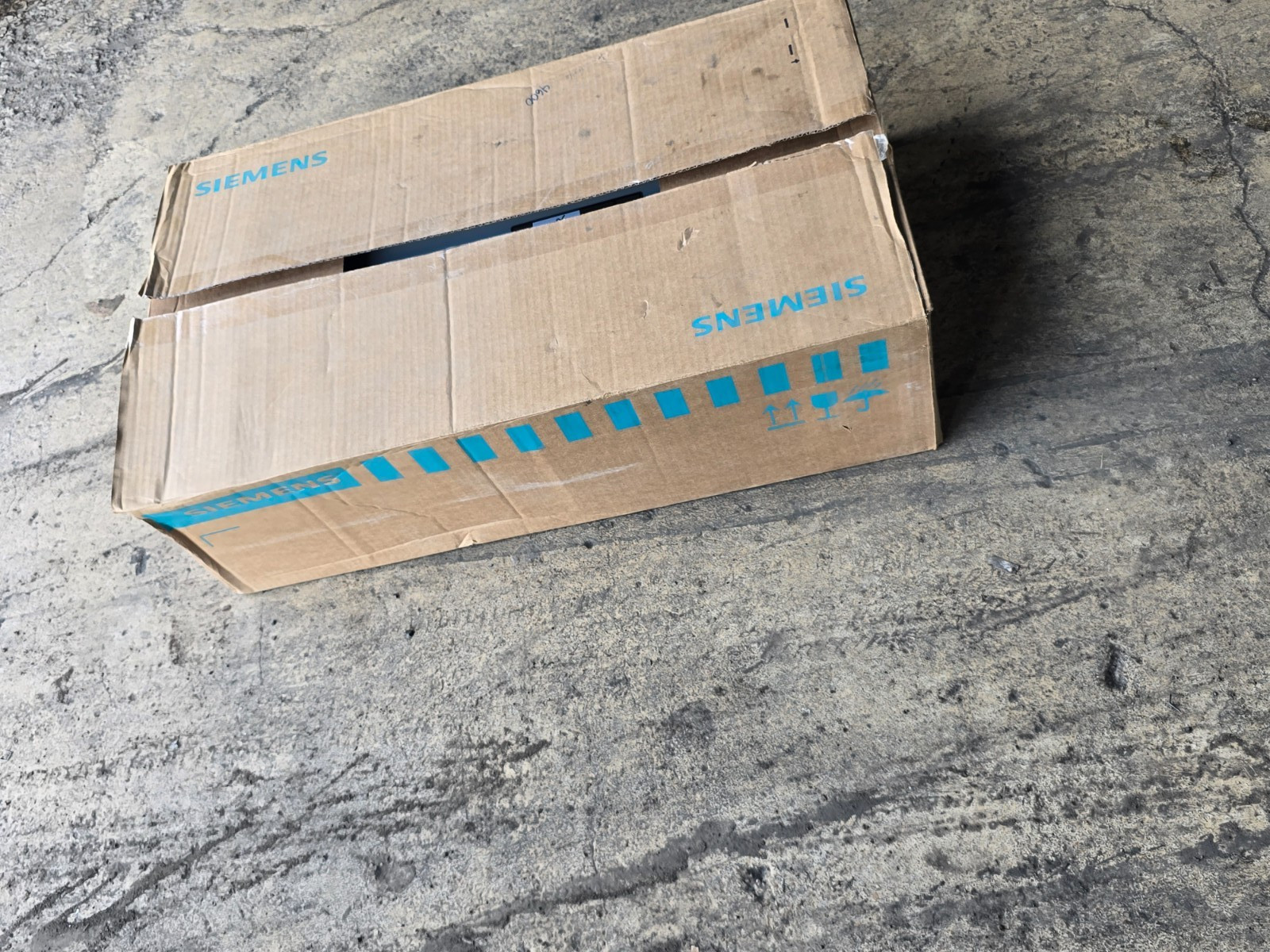 SIEMENS HNF364J, NON-FUSED HEAVY DUTY SAFETY SWITCH ,3p/200A/600V, NEW IN BOX!