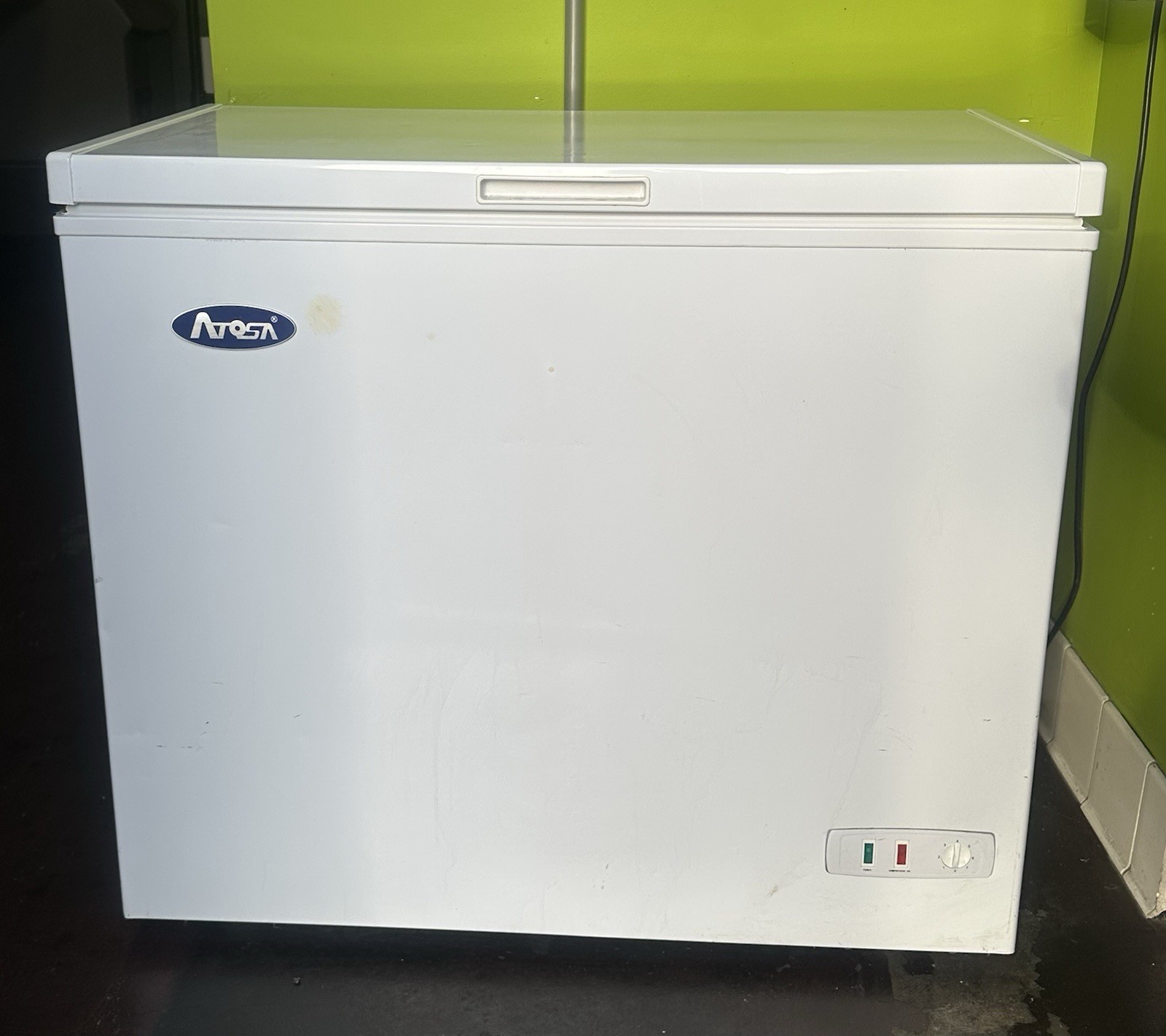 Atosa MWF9007 7 Cubic Foot Solid Top Chest