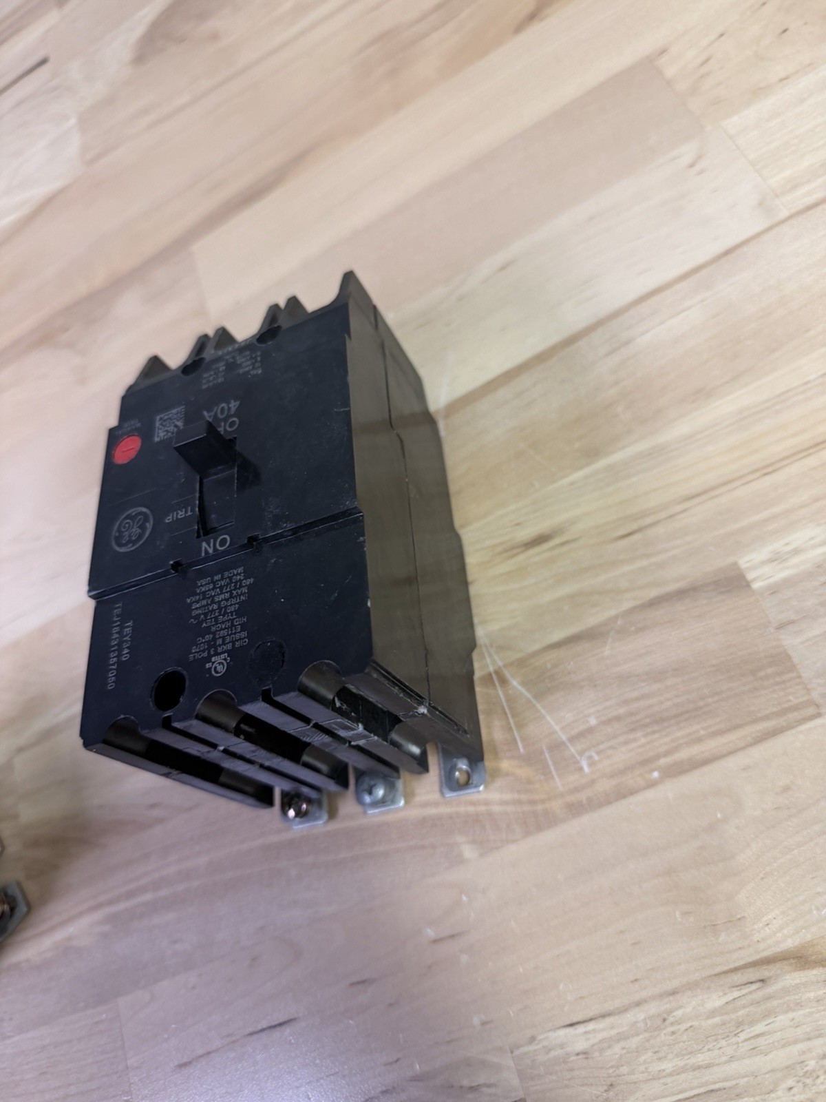 1-GE TEY340 3 POLE 40A TEY CIRCUIT BREAKER (NEW TAKE OUT)
