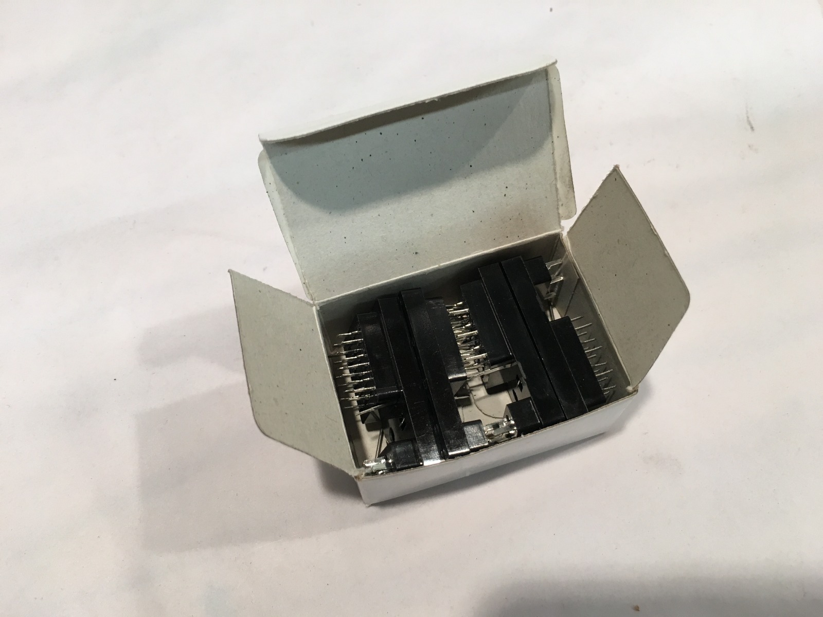 Magnecraft/Mouser : Relays : Sockets : PCB Mount : 70-308/528-308