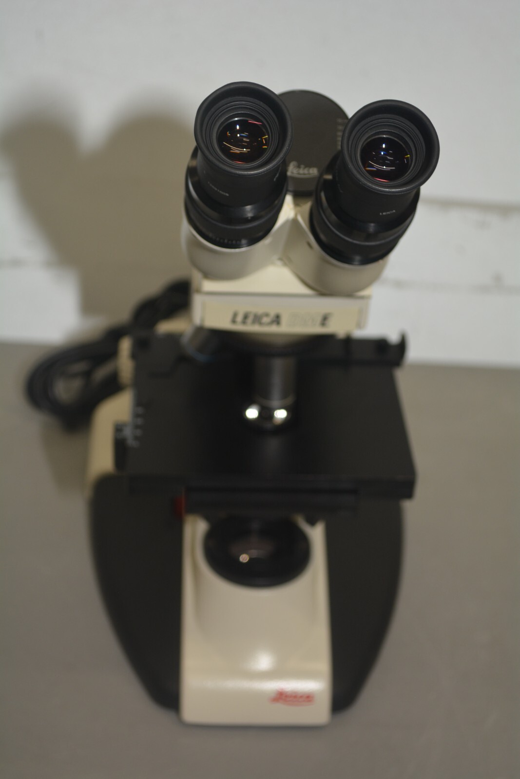 ^ Leica DME Upright Compound Microscope w/ 4x 10x 40x 100x Objectives #X1104
