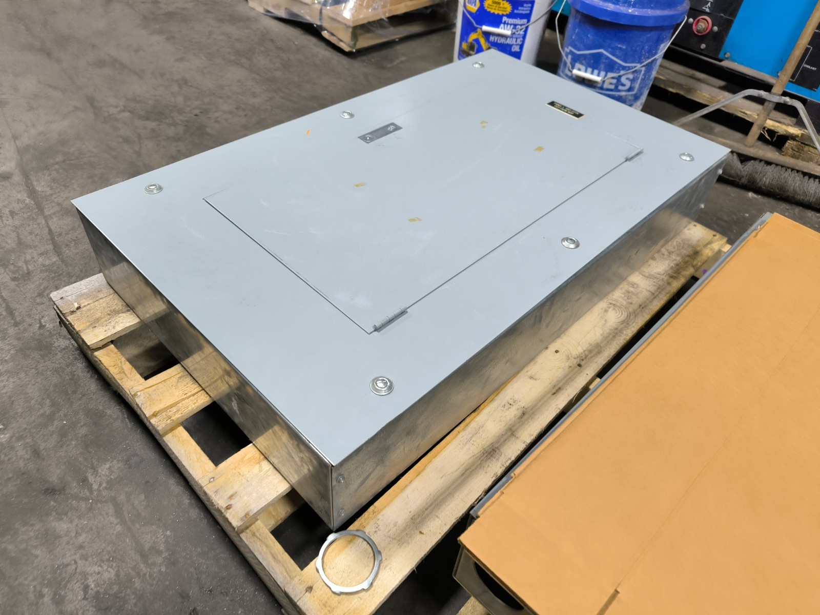 GE General Electric NHB Lug Panelboard 100 Amp 120/208V 3 PH 4W 32 Space Key