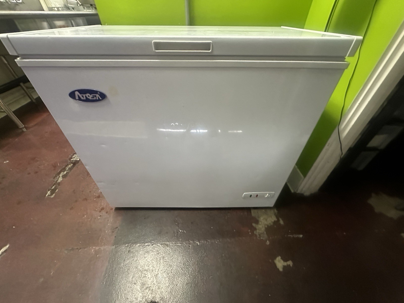 Atosa MWF9007 7 Cubic Foot Solid Top Chest