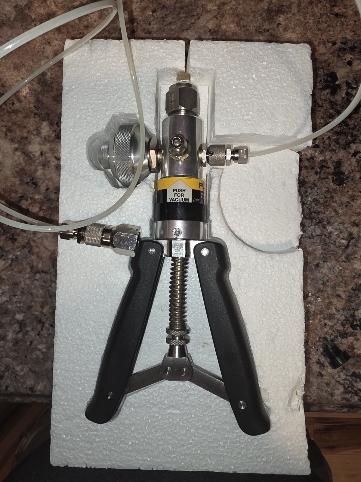 Fluke 700PTP Pneumatic Pressure Test Pump Kit w/ O-Rings, 600 psi.