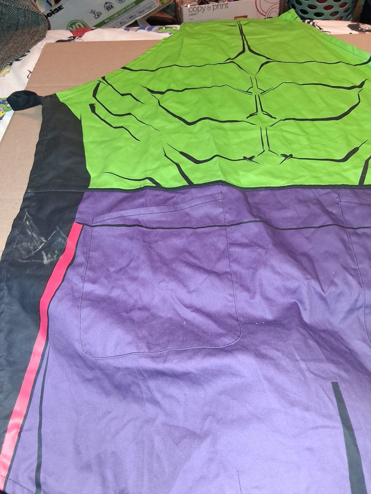 Marvel The incredible Hulk Adult Kitchen Apron Disney Store 38 1/2” H x 28 1/3″