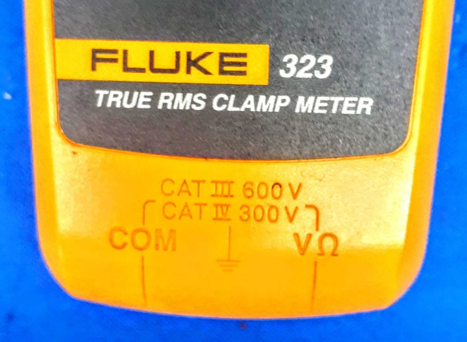 FLUKE 323 TRUE RMS CLAMP METER W/ CASE 600V 400A