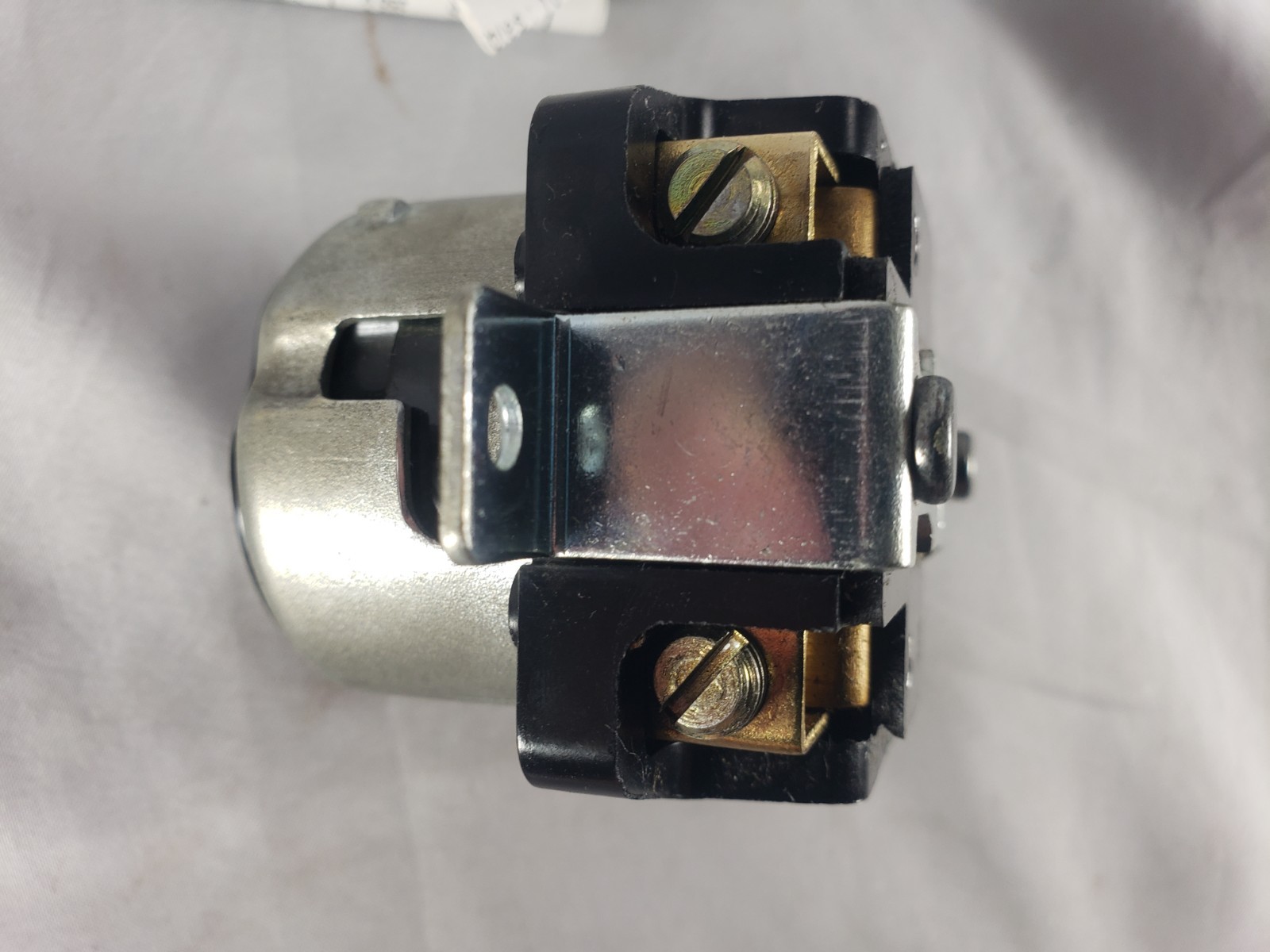 HUBBELL CS8269 50A 250V 2P 3W LOCKING RECEPTACLE UL TWISTLOCK NEW OLD STOCK